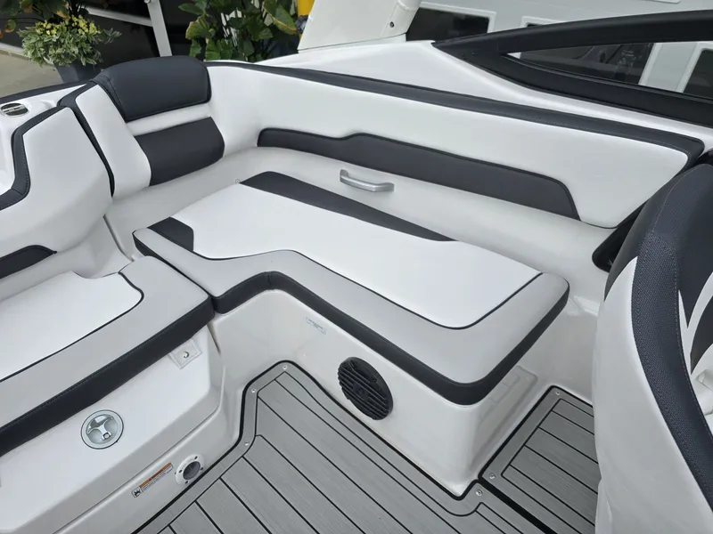 Slide: The Image of Yamaha 195S 2025 - 12