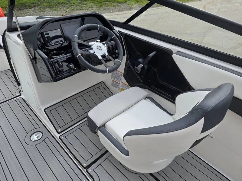 Slide: The Image of Yamaha 195S 2025 - 13