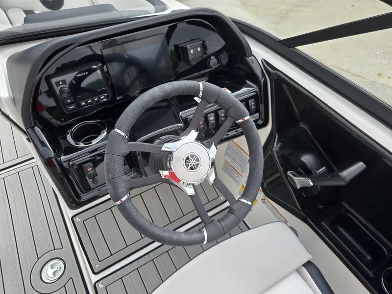 Slide: The Image of Yamaha 195S 2025 - 14