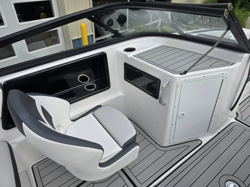 Slide: The Image of Yamaha 195S 2025 - 15