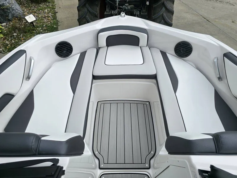 Slide: The Image of Yamaha 195S 2025 - 16