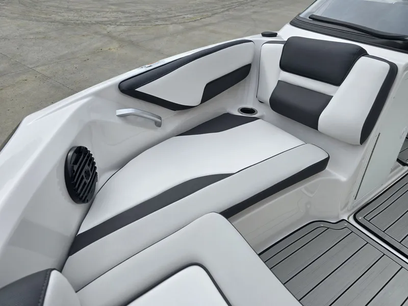 Slide: The Image of Yamaha 195S 2025 - 17