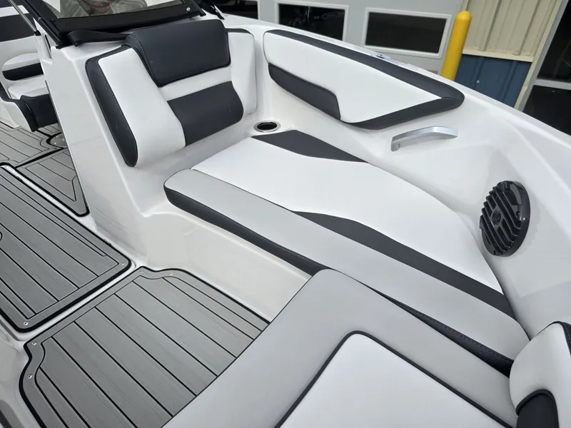 Slide: The Image of Yamaha 195S 2025 - 18