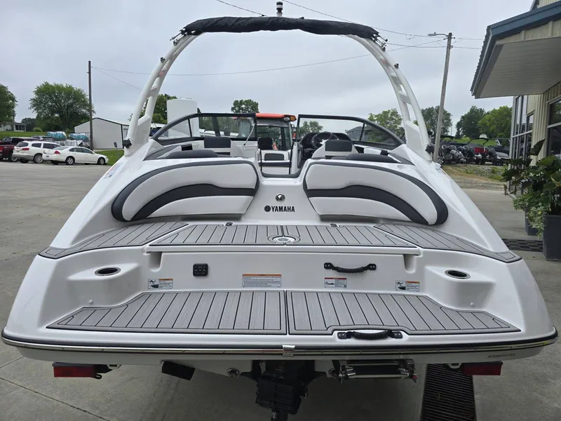 Slide: The Image of Yamaha 195S 2025 - 4