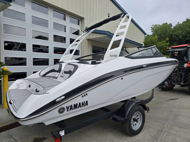 Slide: The Image of Yamaha 195S 2025 - 5