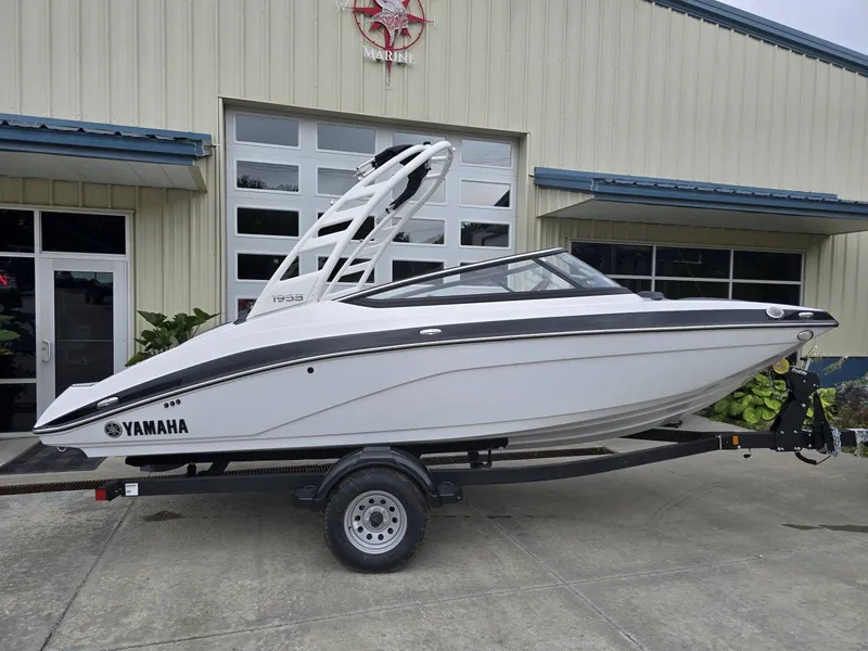 Slide: The Image of Yamaha 195S 2025 - 6