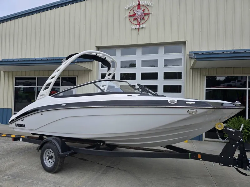 Slide: The Image of Yamaha 195S 2025 - 7