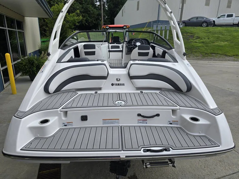 Slide: The Image of Yamaha 195S 2025 - 8