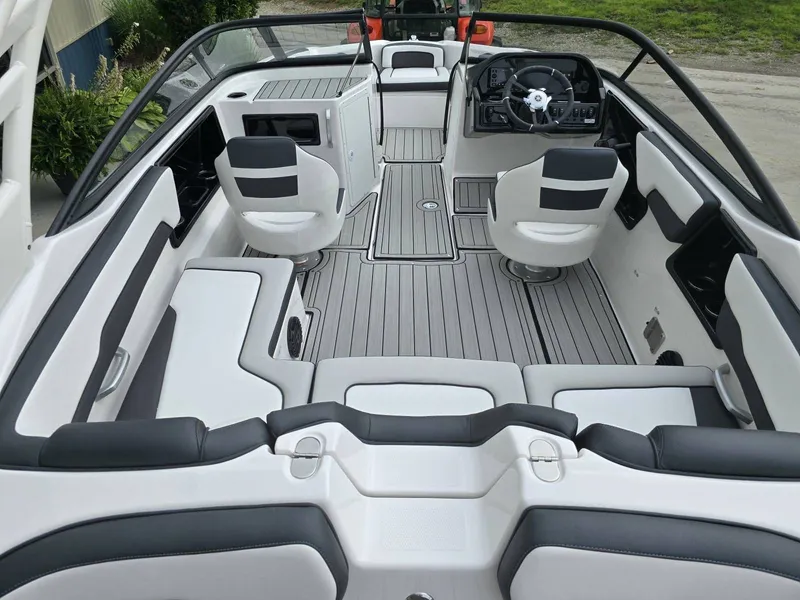 Slide: The Image of Yamaha 195S 2025 - 9