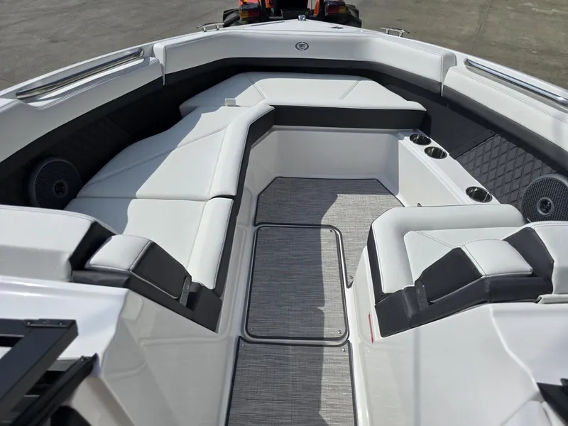 Slide: The Image of Cobalt R8 2025 - 25