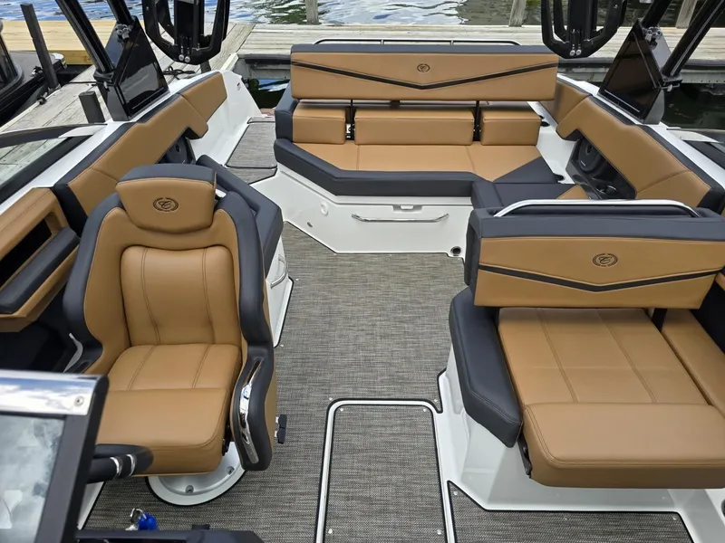 Slide: The Image of Cobalt R4 Surf 2023 - 10