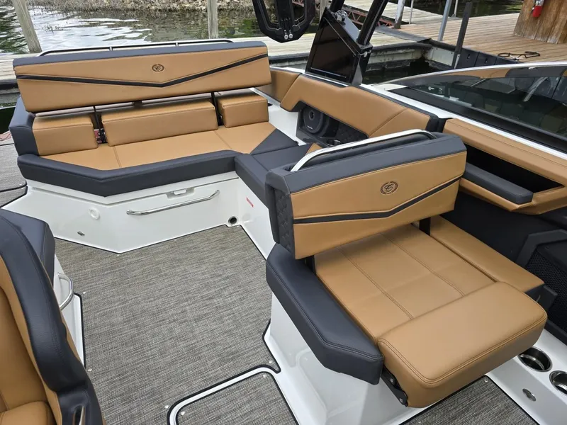 Slide: The Image of Cobalt R4 Surf 2023 - 11