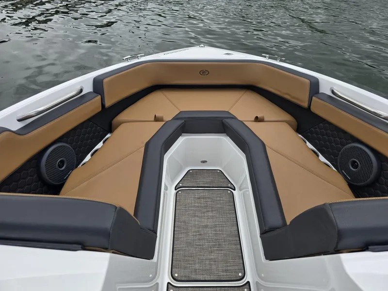 Slide: The Image of Cobalt R4 Surf 2023 - 17