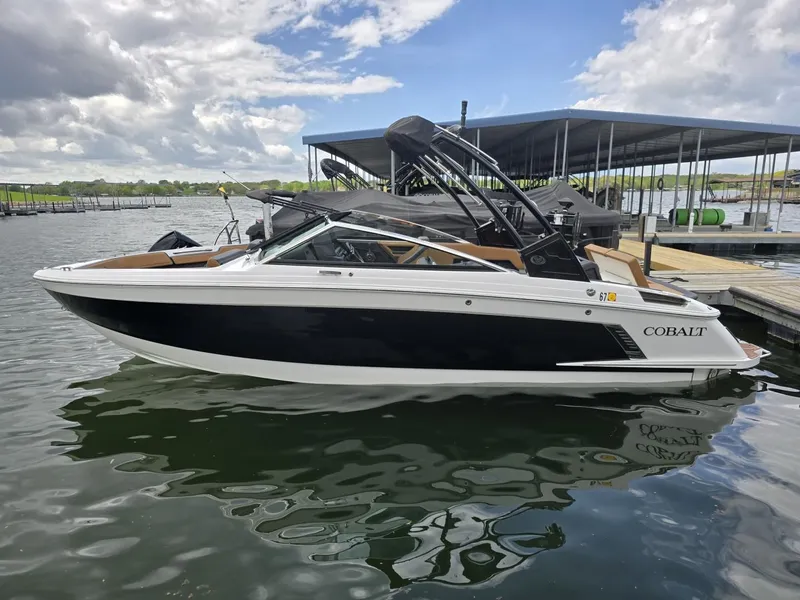 Slide: The Image of Cobalt R4 Surf 2023 - 4