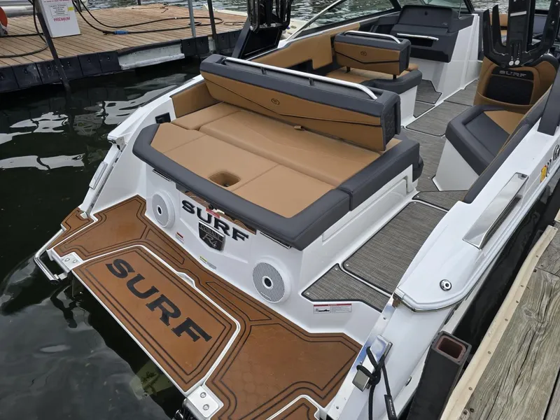 Slide: The Image of Cobalt R4 Surf 2023 - 6