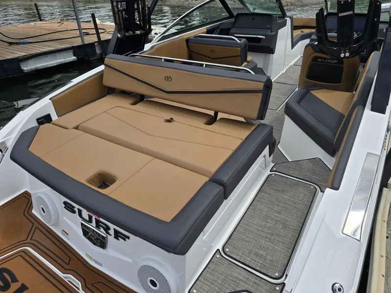 Slide: The Image of Cobalt R4 Surf 2023 - 7