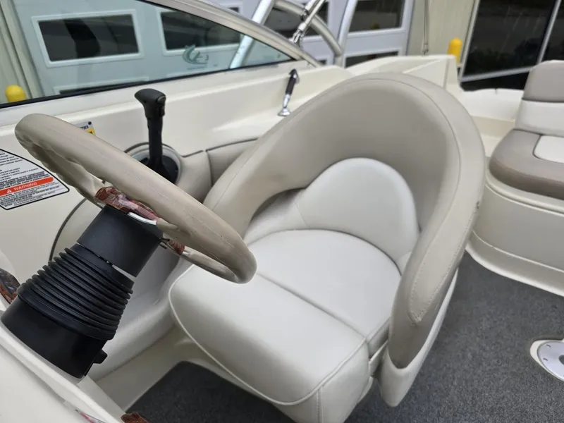 Slide: The Image of Sea Ray 220 Sundeck 2003 - 12