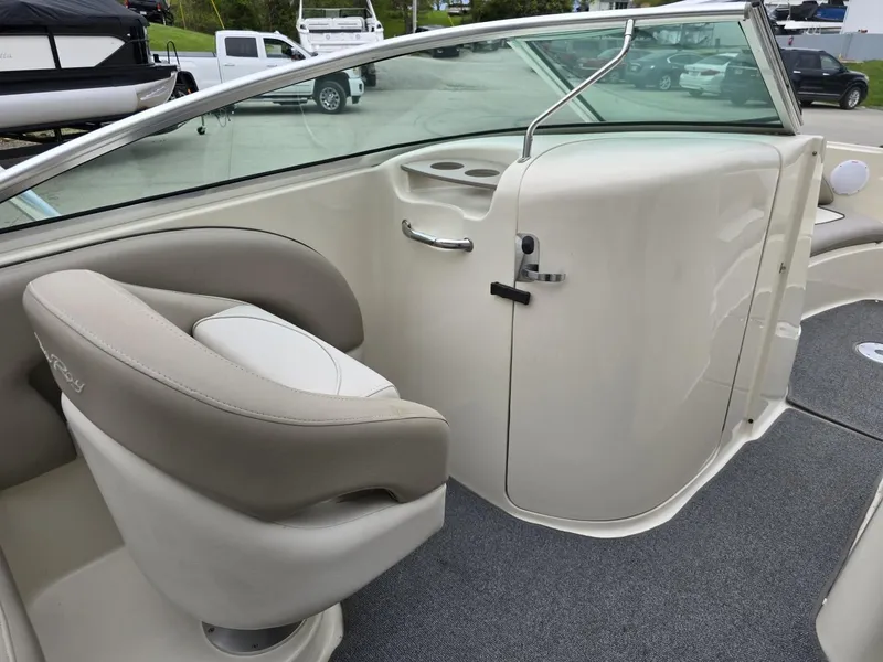 Slide: The Image of Sea Ray 220 Sundeck 2003 - 13