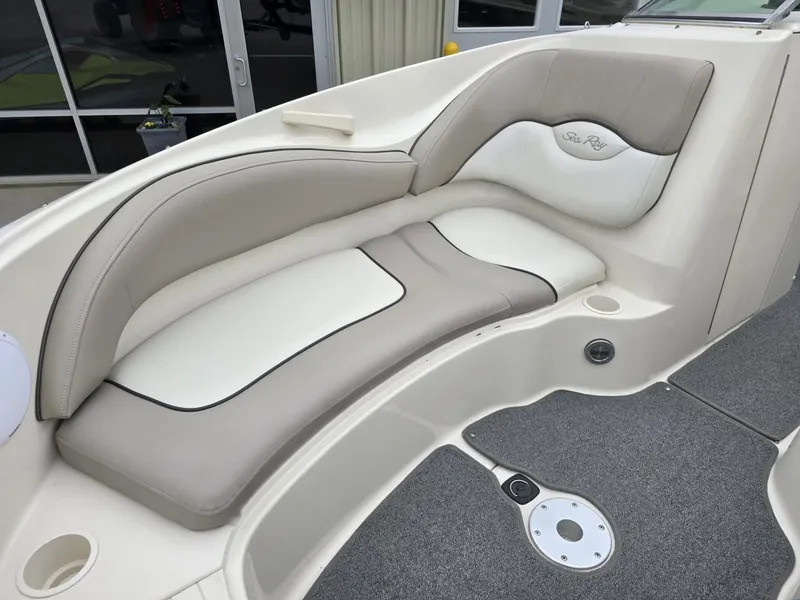 Slide: The Image of Sea Ray 220 Sundeck 2003 - 17