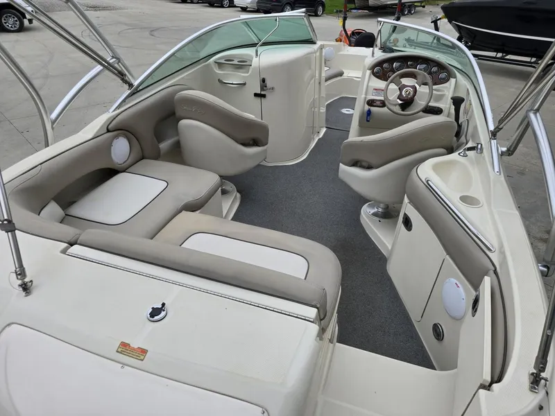 Slide: The Image of Sea Ray 220 Sundeck 2003 - 8