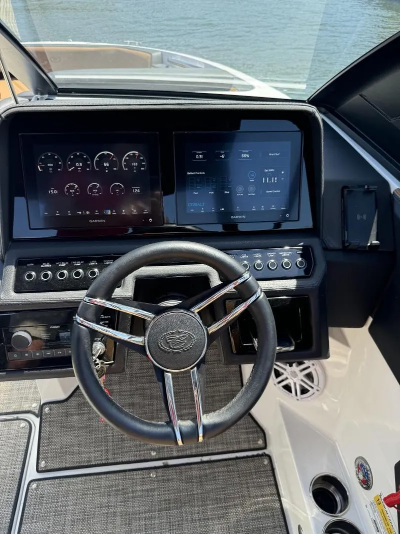 Slide: The Image of Cobalt R4 Surf 2022 - 11