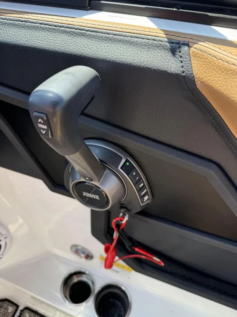 Slide: The Image of Cobalt R4 Surf 2022 - 12