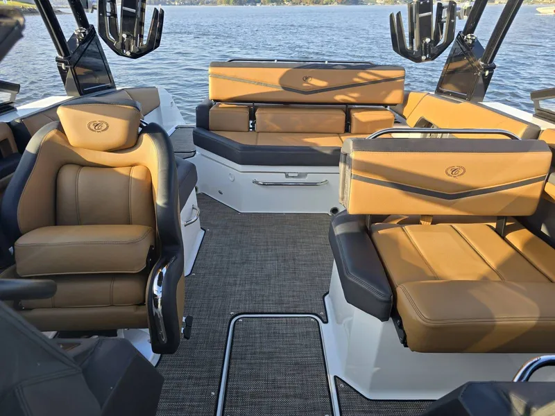 Slide: The Image of Cobalt R4 Surf 2022 - 14