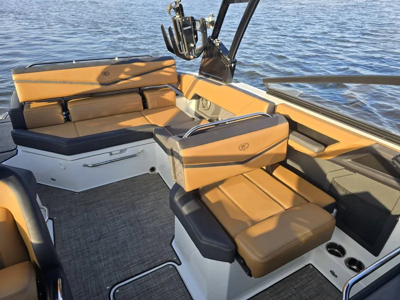 Slide: The Image of Cobalt R4 Surf 2022 - 15