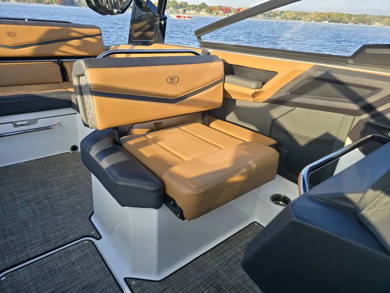 Slide: The Image of Cobalt R4 Surf 2022 - 16