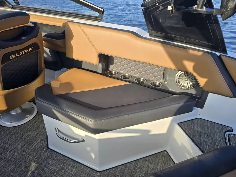 Slide: The Image of Cobalt R4 Surf 2022 - 18