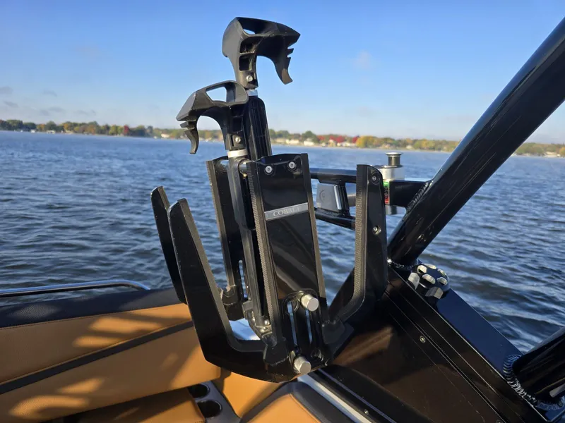 Slide: The Image of Cobalt R4 Surf 2022 - 19