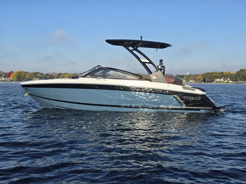 Slide: The Image of Cobalt R4 Surf 2022 - 2