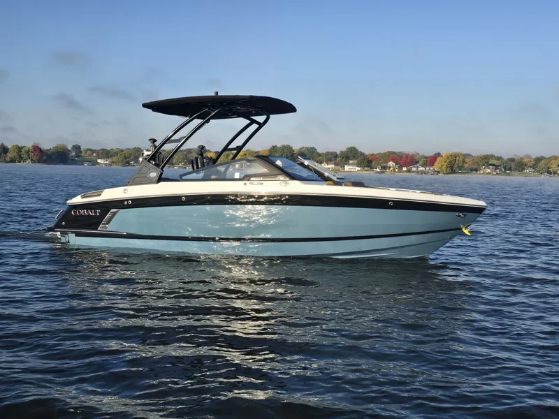 Slide: The Image of Cobalt R4 Surf 2022 - 3