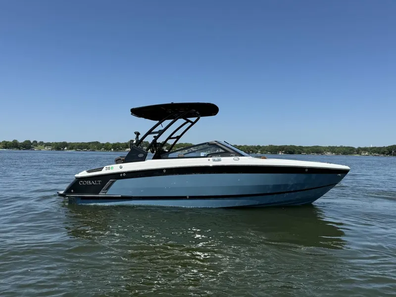 Slide: The Image of Cobalt R4 Surf 2022 - 4