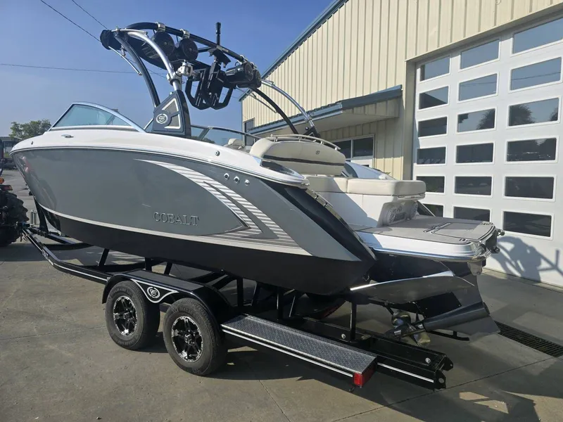 Slide: The Image of Cobalt R5 Surf 2019 - 3