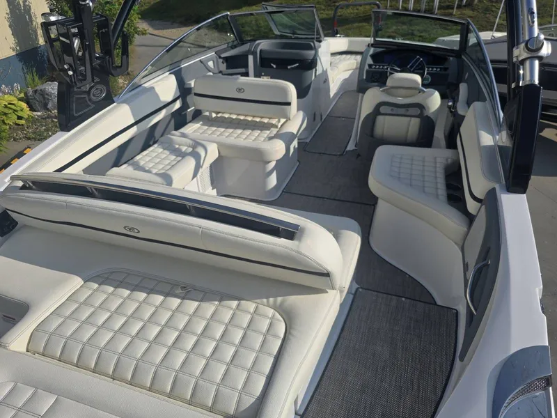 Slide: The Image of Cobalt R5 Surf 2019 - 8