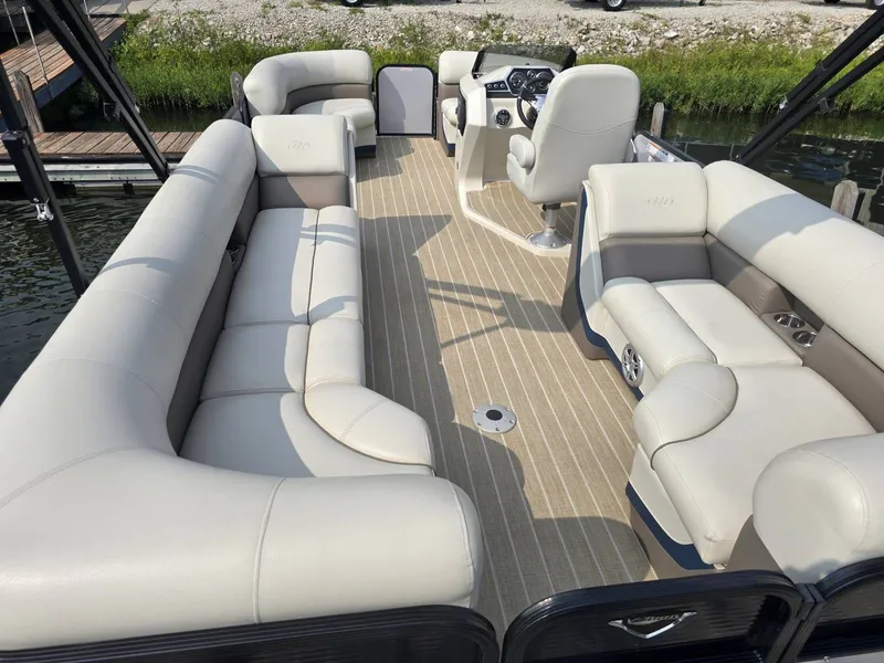 Slide: The Image of Manitou 21' Oasis Rf Vp 2019 - 10