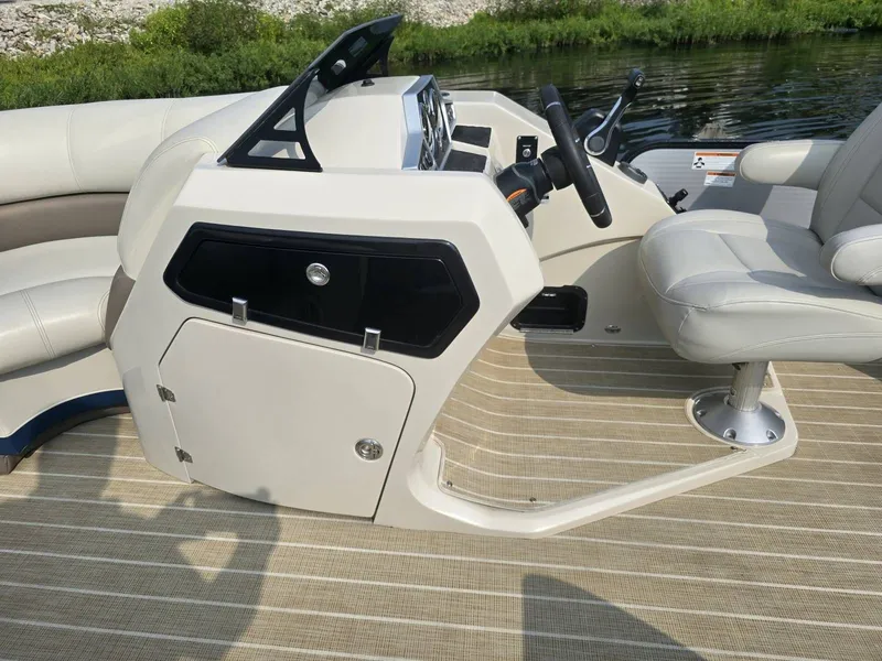 Slide: The Image of Manitou 21' Oasis Rf Vp 2019 - 11