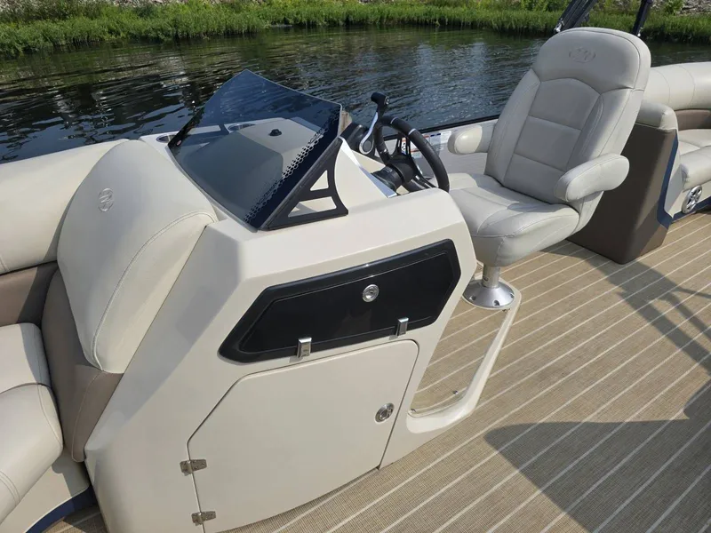 Slide: The Image of Manitou 21' Oasis Rf Vp 2019 - 12