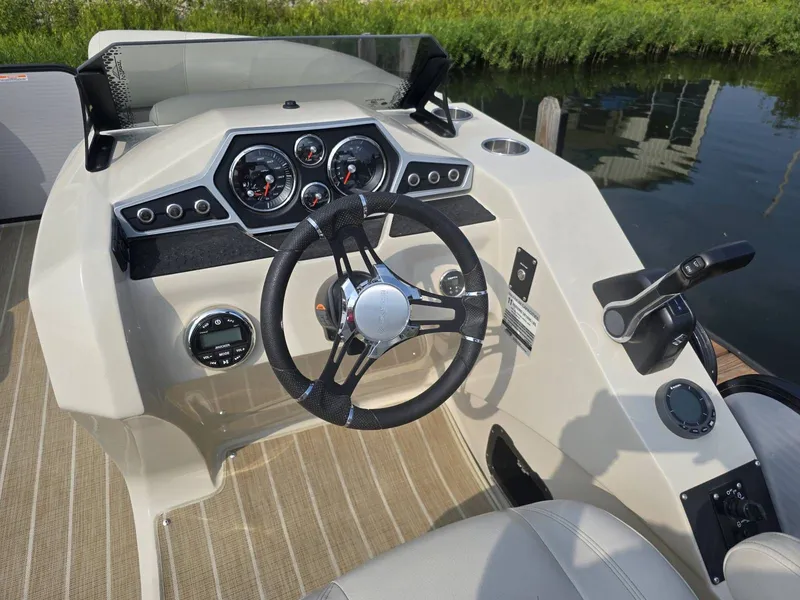 Slide: The Image of Manitou 21' Oasis Rf Vp 2019 - 13