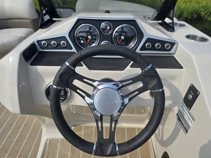 Slide: The Image of Manitou 21' Oasis Rf Vp 2019 - 14