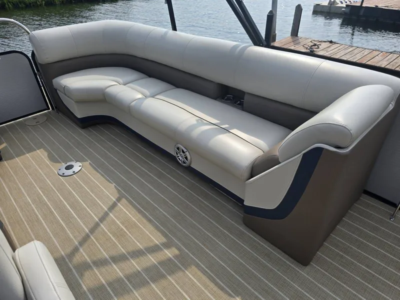 Slide: The Image of Manitou 21' Oasis Rf Vp 2019 - 15