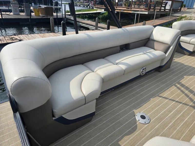 Slide: The Image of Manitou 21' Oasis Rf Vp 2019 - 16