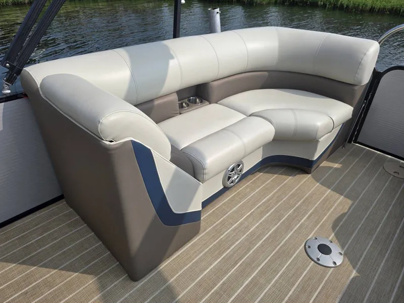 Slide: The Image of Manitou 21' Oasis Rf Vp 2019 - 17