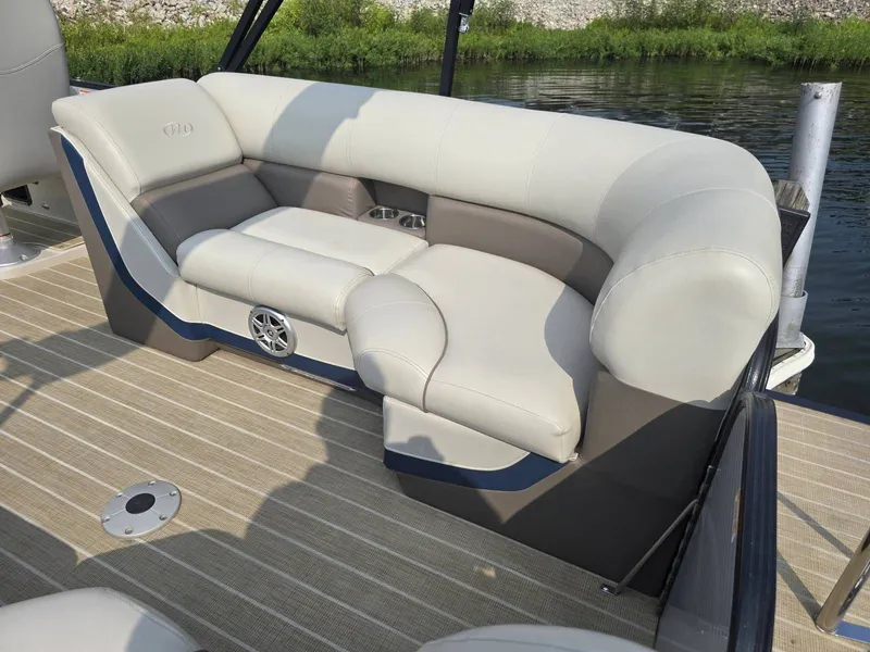 Slide: The Image of Manitou 21' Oasis Rf Vp 2019 - 18