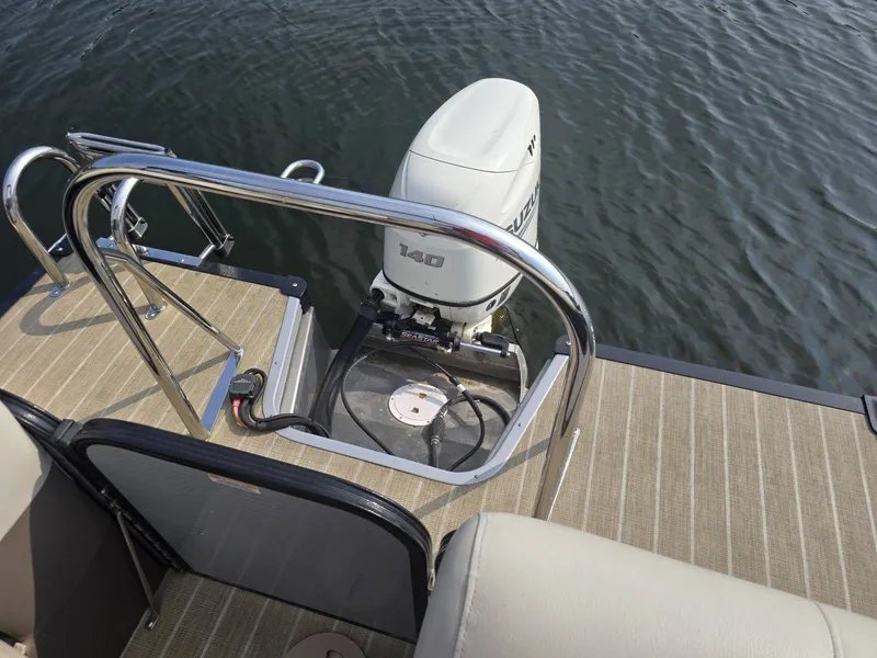 Slide: The Image of Manitou 21' Oasis Rf Vp 2019 - 19