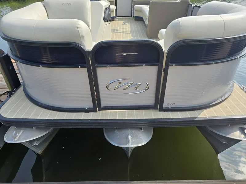 Slide: The Image of Manitou 21' Oasis Rf Vp 2019 - 6