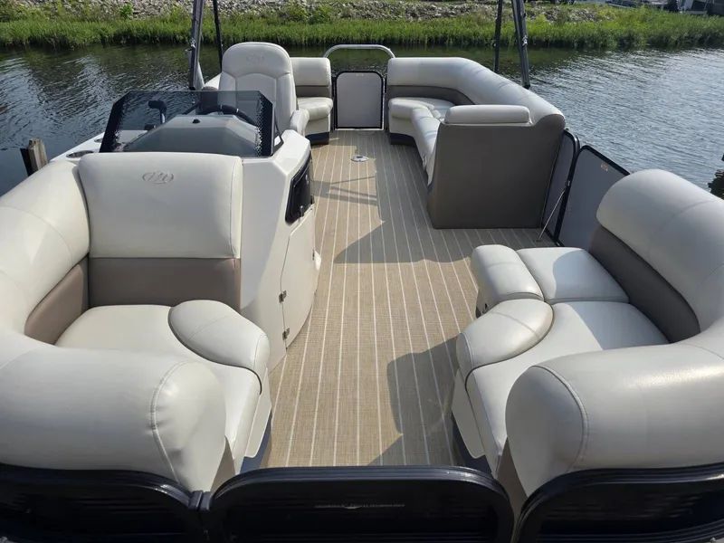 Slide: The Image of Manitou 21' Oasis Rf Vp 2019 - 7