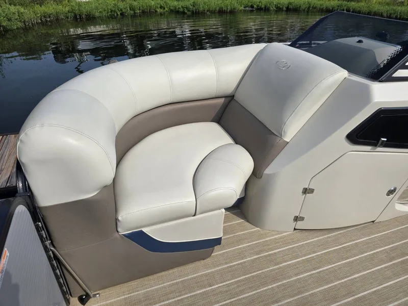 Slide: The Image of Manitou 21' Oasis Rf Vp 2019 - 8