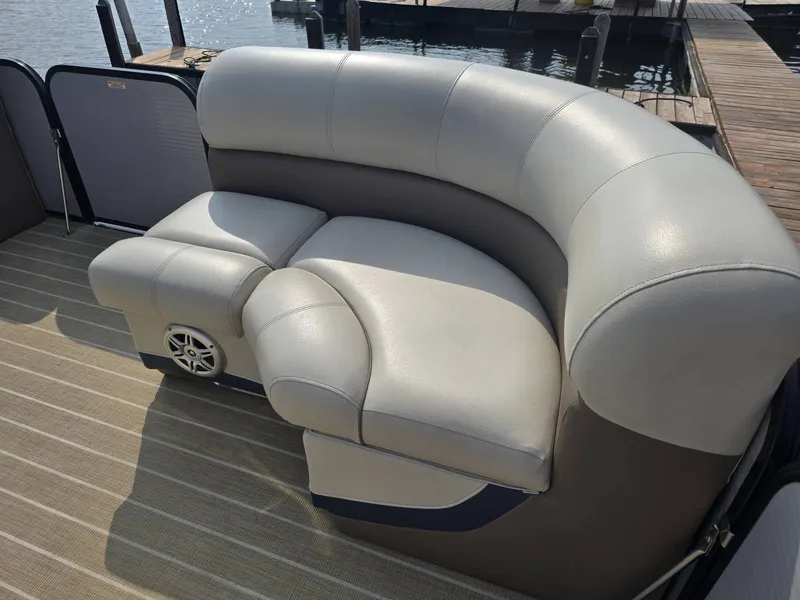 Slide: The Image of Manitou 21' Oasis Rf Vp 2019 - 9